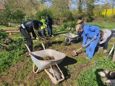 Atelier de Construction d’un banc en terre crue #2 : Montage des soubassements et début de fabrication des adobes